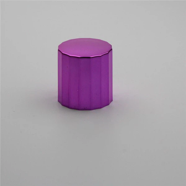 Fialový plastový uzáver na parfumy